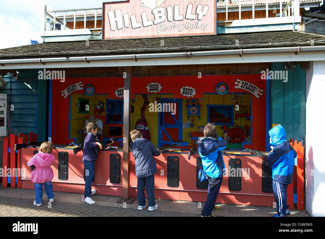 Des enfants jouent sur un stand de tir Drayton Manor Theme Park Tamworth Staffordshire UK Banque D'Images
