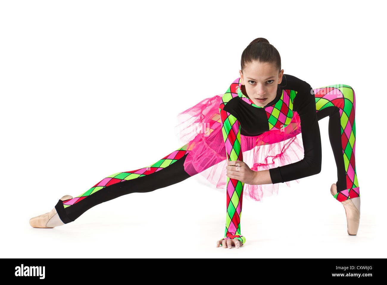 Teenage ballerine en multi-couleur moderne à motif arlequin costume de ballet avec filet rose Banque D'Images