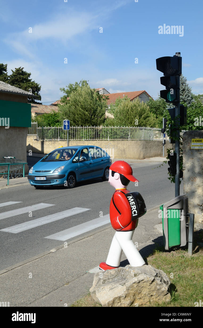 Garçon ou un modèle d'écolier Passage pour piétons aux passages à niveau et des feux de circulation Provence France Banque D'Images