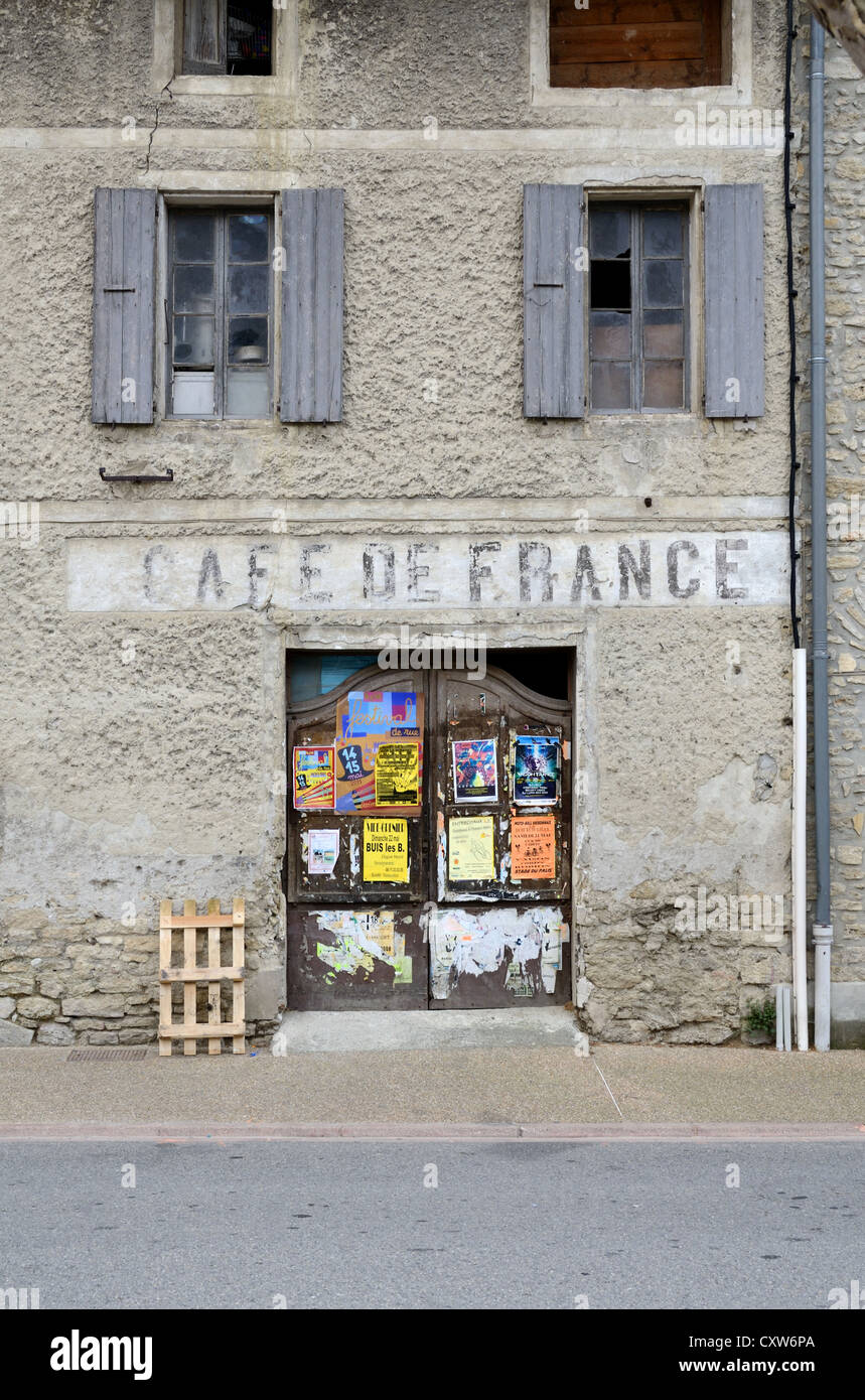 Fermé fermé et abandonné Bar ou café de FrancePavement café Entreaux Vaucluse Provence France Banque D'Images