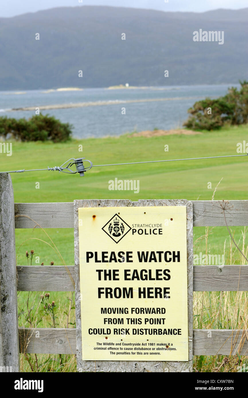 La Police de Strathclyde signe par un terrain de golf de dire s'il vous plaît regarder les aigles de se réfère ici à la loi sur la faune et la campagne Banque D'Images