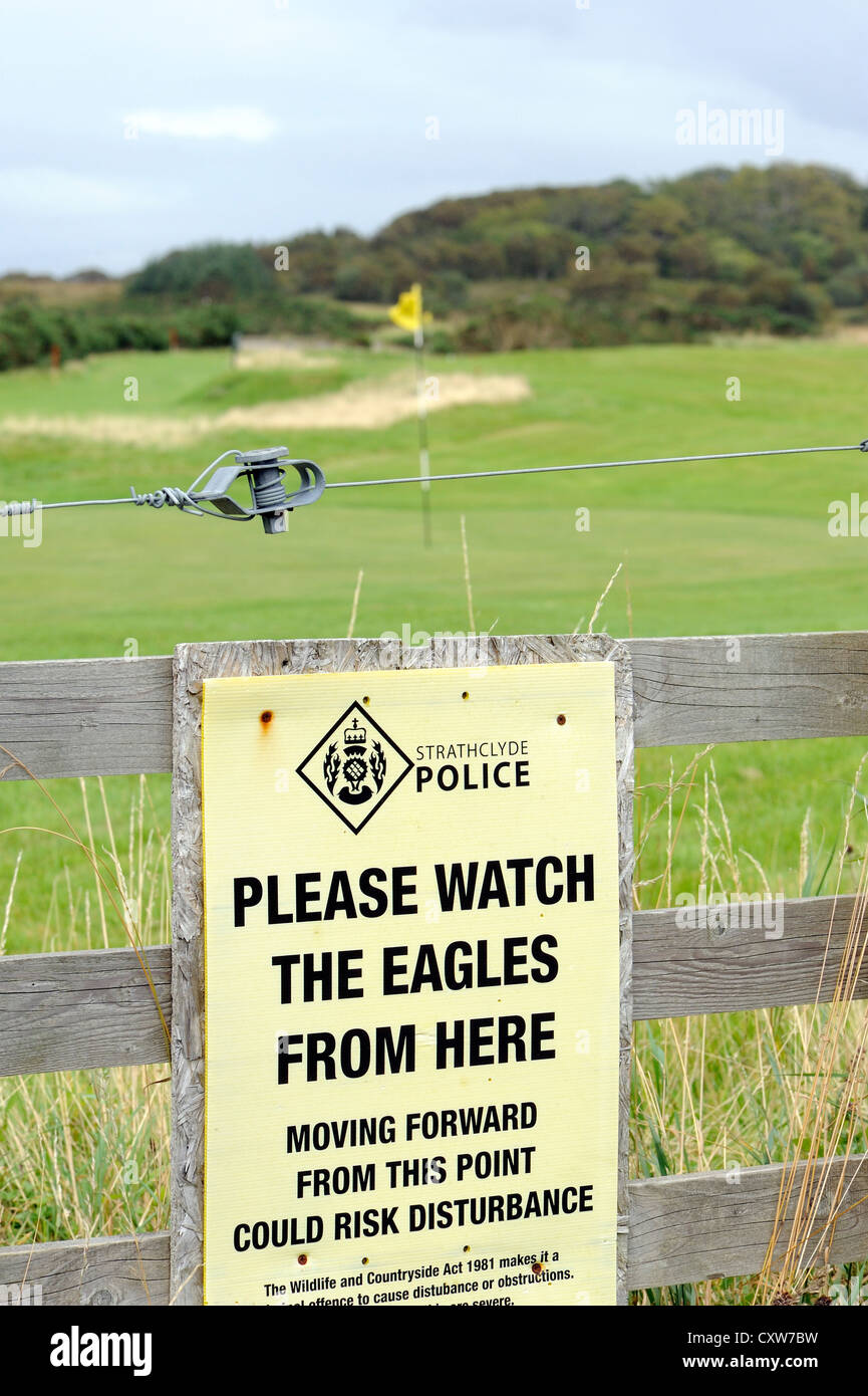 La Police de Strathclyde signe par un terrain de golf de dire s'il vous plaît regarder les aigles de se réfère ici à la loi sur la faune et la campagne Banque D'Images