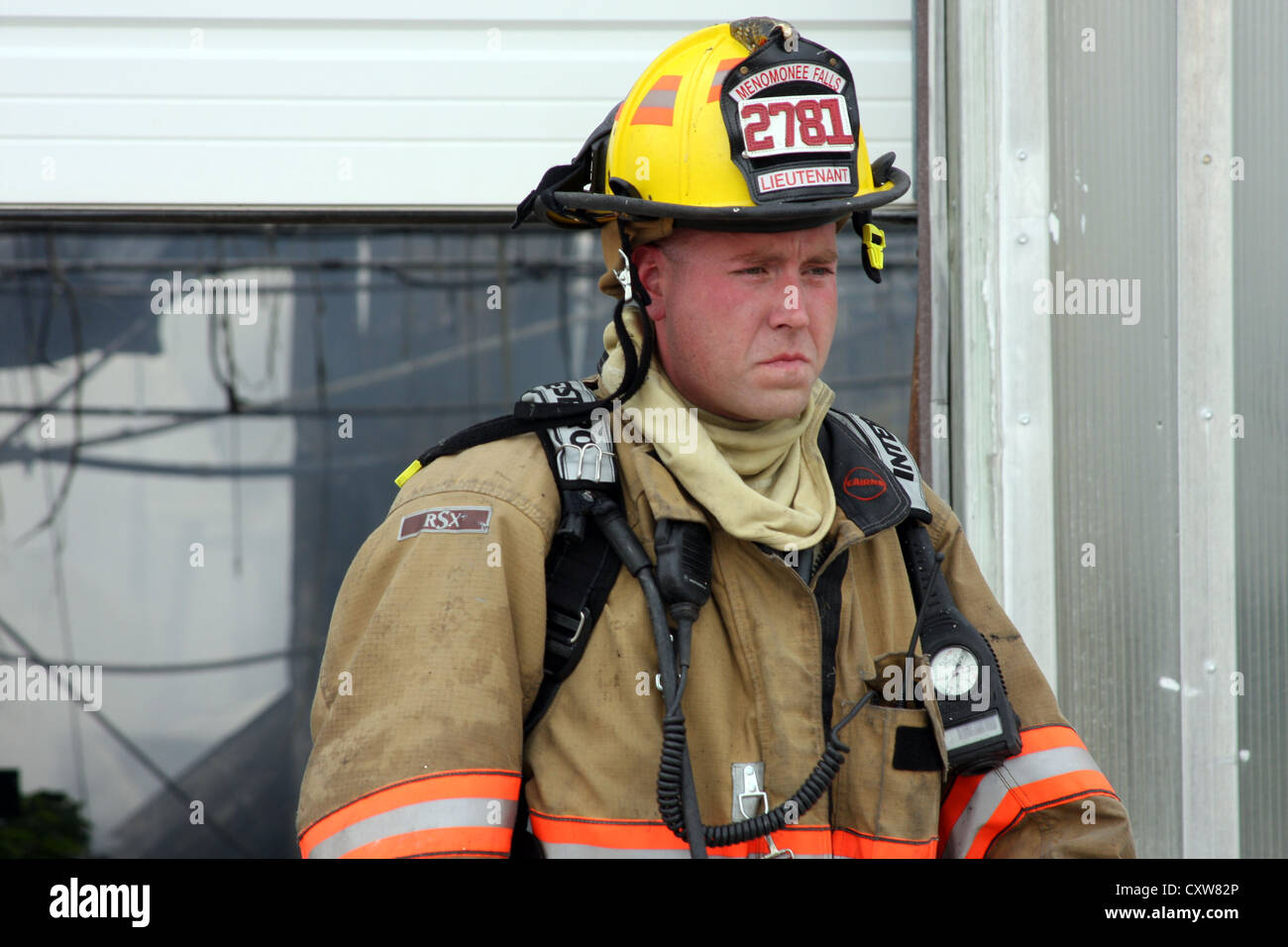 Un pompier sur les lieux d'un incendie à effet Banque D'Images