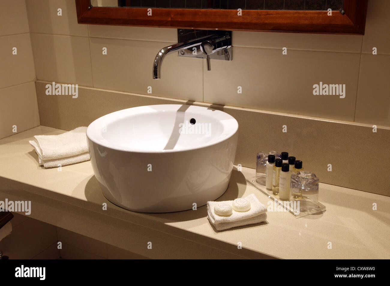 Lavabo élégant dans la salle de bains d'une suite de l'hôtel Culloden, Bangor, Irlande du Nord Banque D'Images