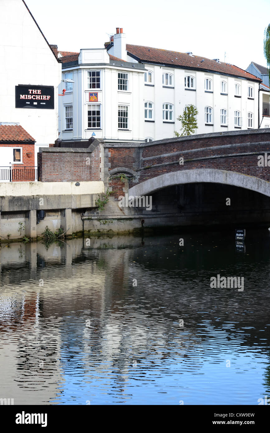 Pont sur la rivière Wensum à Norwich à côté du pub méfait Banque D'Images