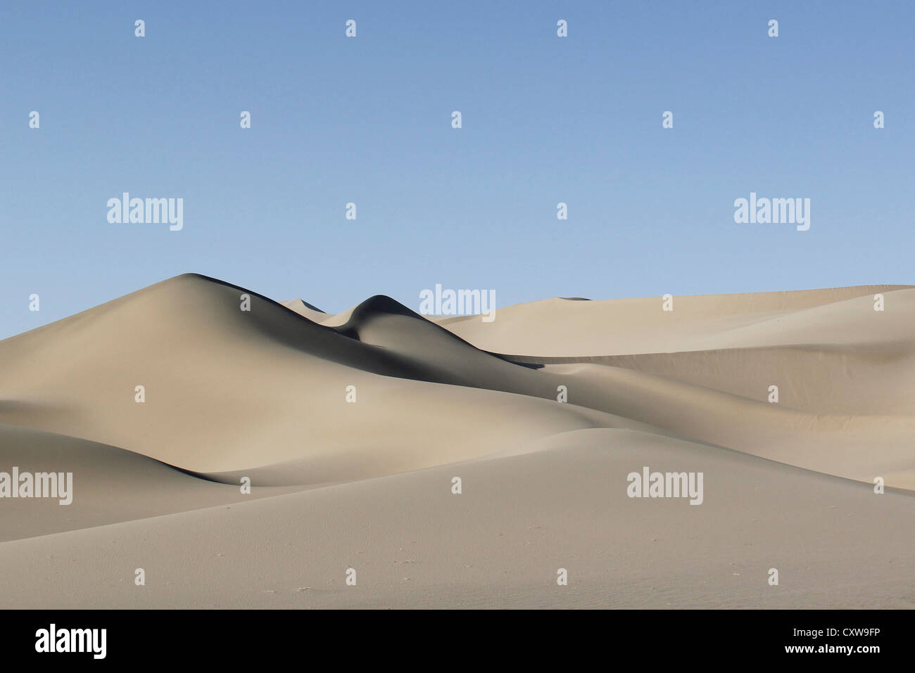 Dunes de sable dans le désert de Taklamakan à la périphérie de la ville, situé dans l'un des principaux itinéraires de la route de la soie, la Chine. Banque D'Images