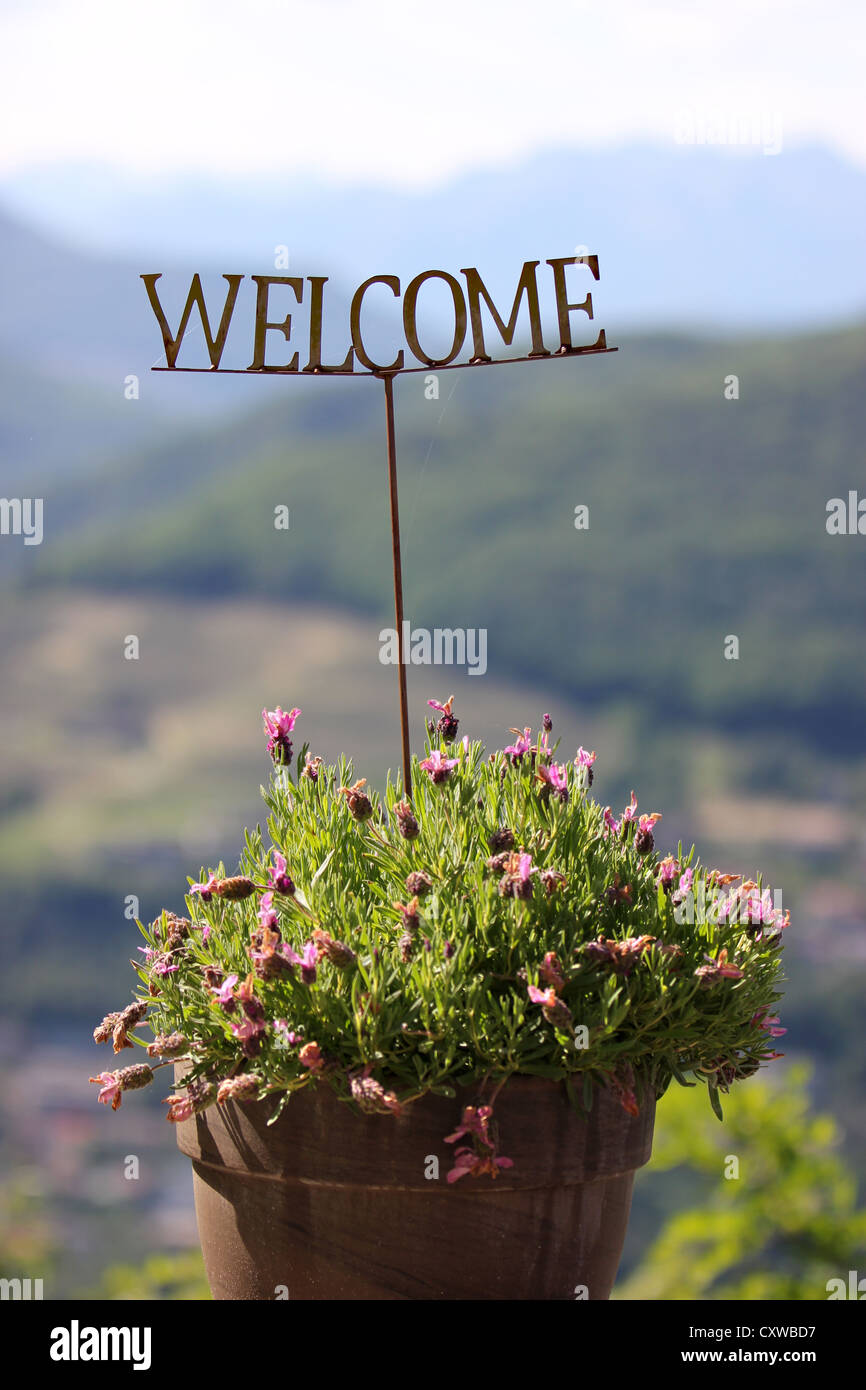Fun pot de fleurs avec panneau de bienvenue, photoarkive Banque D'Images