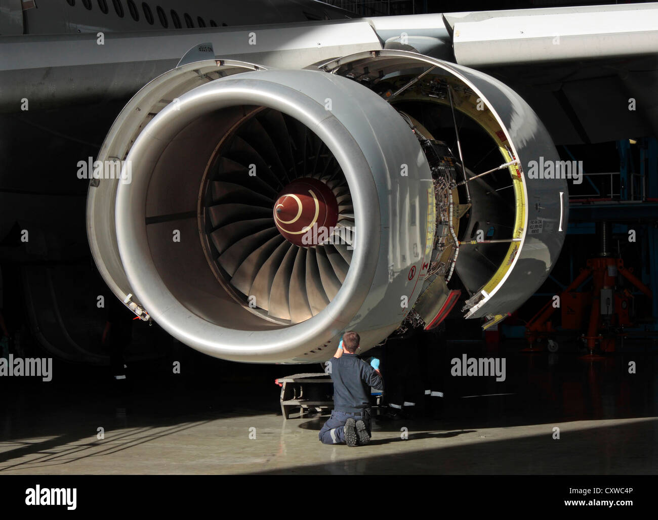 Rolls-Royce Trent 500 moteur à réaction sur un avion de ligne Airbus A340-600 en cours de maintenance. Le génie de l'aviation, l'industrie à haute valeur ajoutée. Vue rapprochée. Banque D'Images