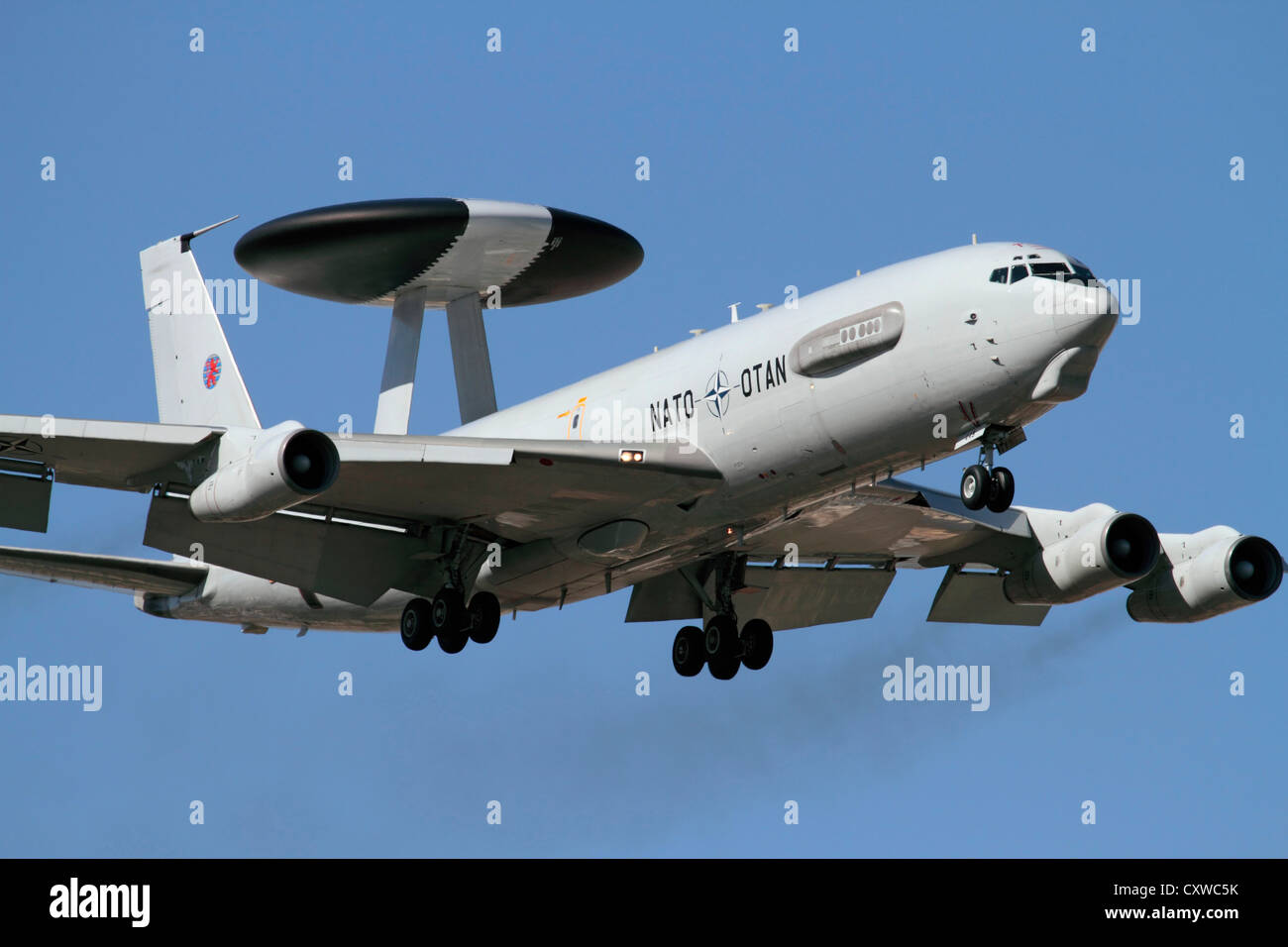 Aviation et technologie militaires. Boeing E-3 de l'OTAN avion de surveillance radar aérien et de communications AWACS Sentry Banque D'Images