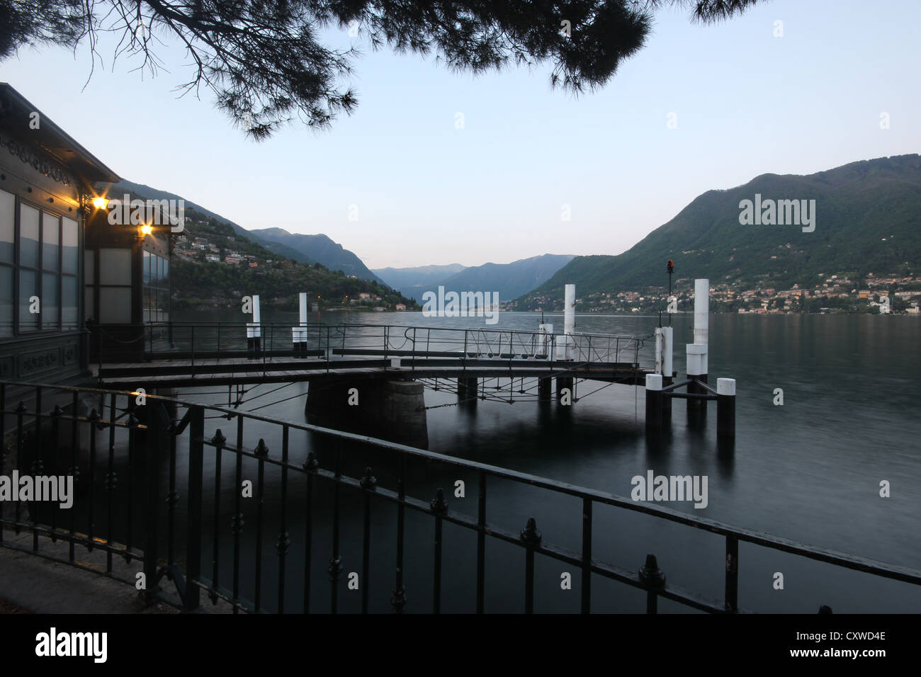 Une belle & vue pittoresque de Cernobbio Côme, Italie, Lac de Côme, bateaux, hôtels, photoarkive Banque D'Images