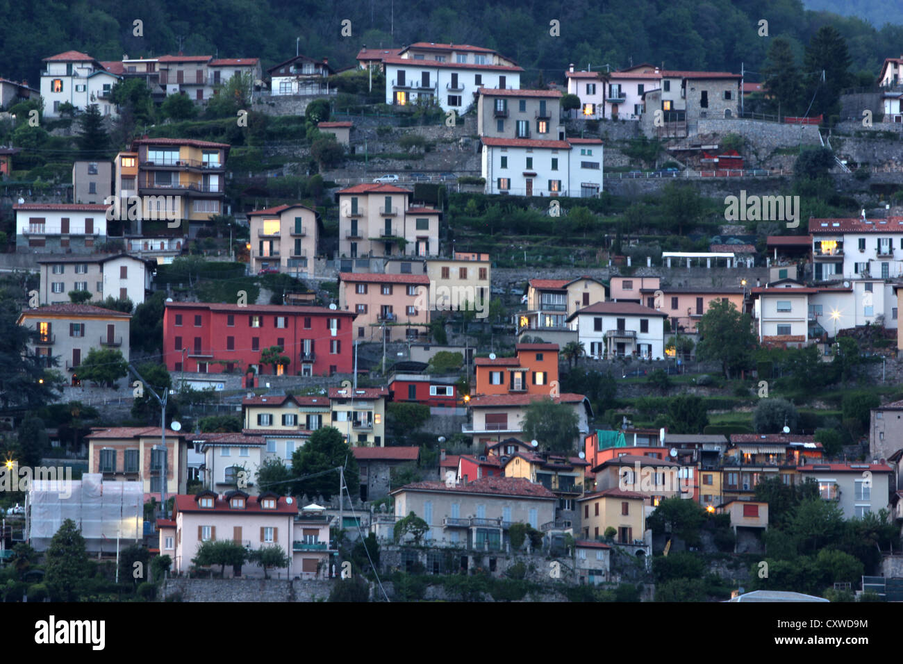 Une belle et pittoresque vue sur les maisons et le village de Cernobbio, Côme, Italie, photoarkive Banque D'Images