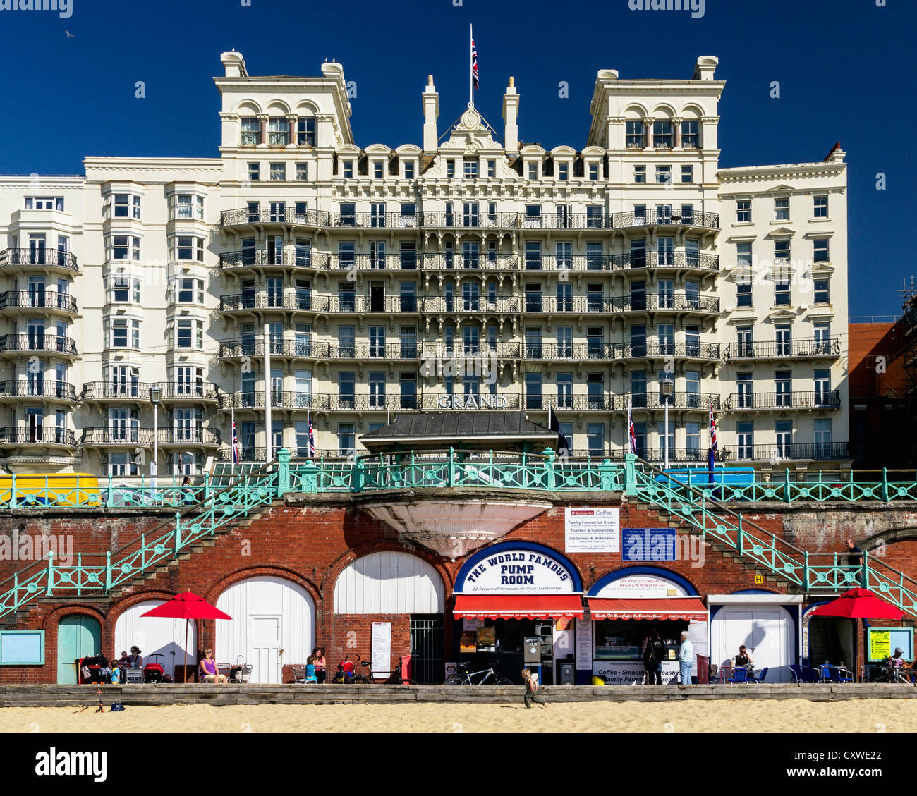 Brighton en front de mer - Le Grand Hôtel et le 'Célèbre Pump Room' - l'hôtel a été le site de l'attentat de l'IRA en 1884 Banque D'Images