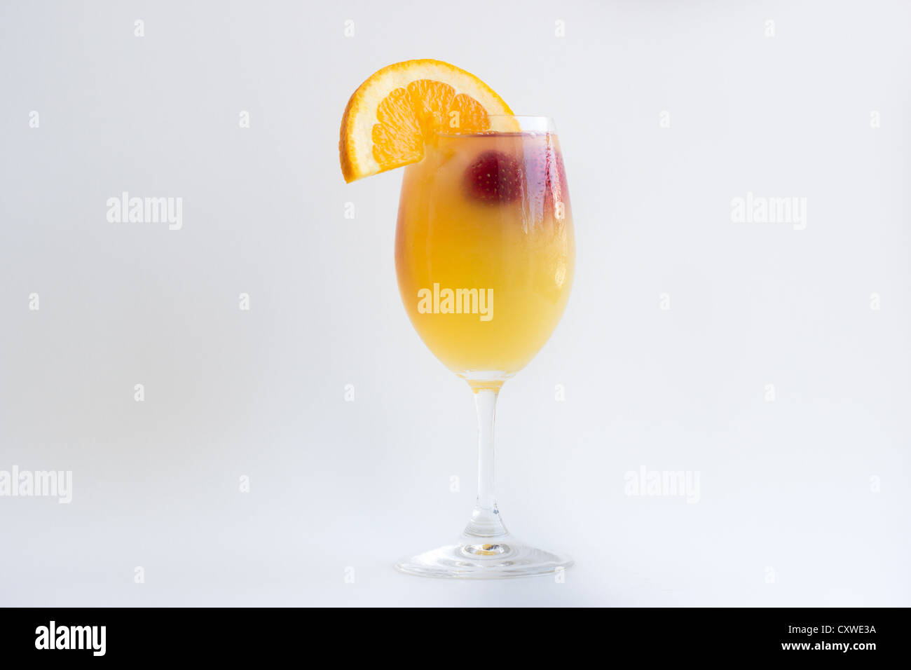 Cocktail de fruits frais avec des fraises et Orange Banque D'Images