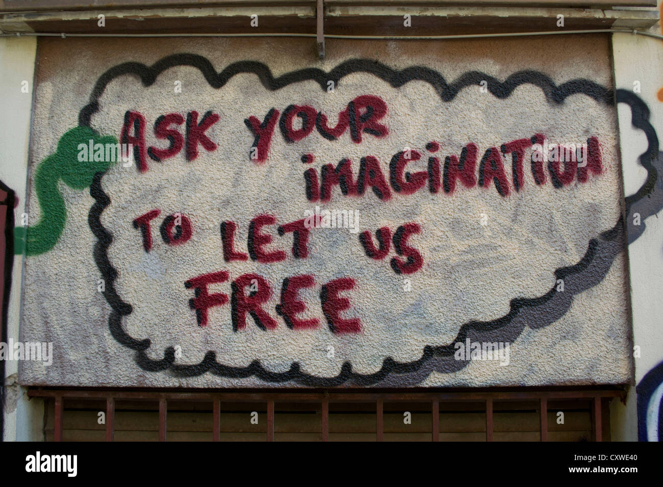 Un graffiti lit que "Demandez à votre imagination pour nous laisser libre'. Banque D'Images