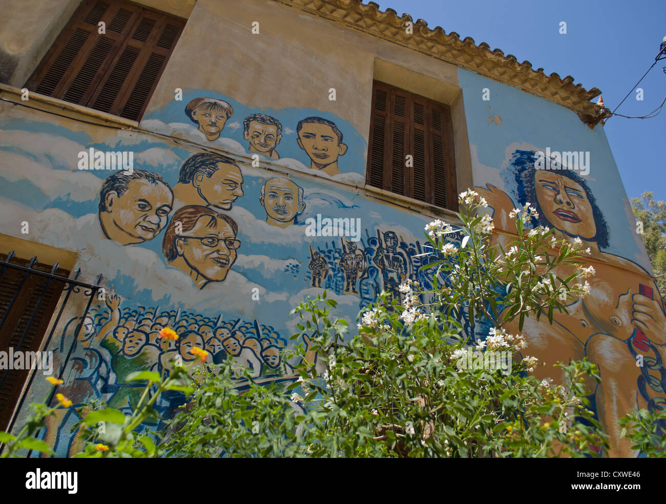 Peinture murale sur une maison représente les dirigeants politiques. Banque D'Images