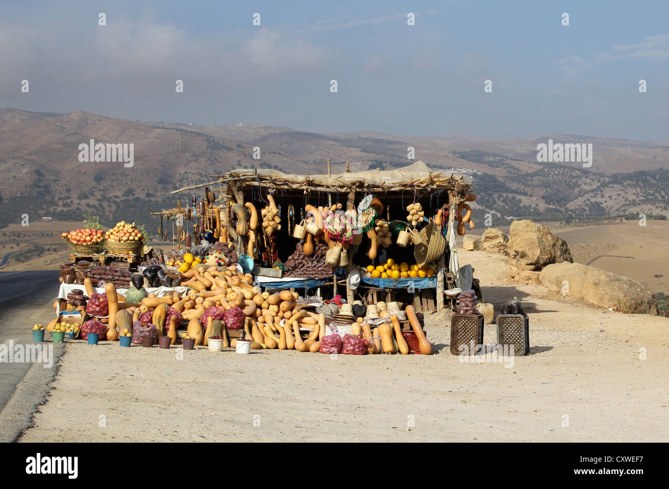 Squash et kiosque de légumes sur le bord de la route avec les montagnes du Rif au Maroc à l'arrière-plan Banque D'Images