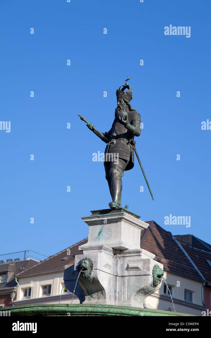 Fontaine avec statue de Charlemagne dans la ville allemande Aix-la-Chapelle Banque D'Images