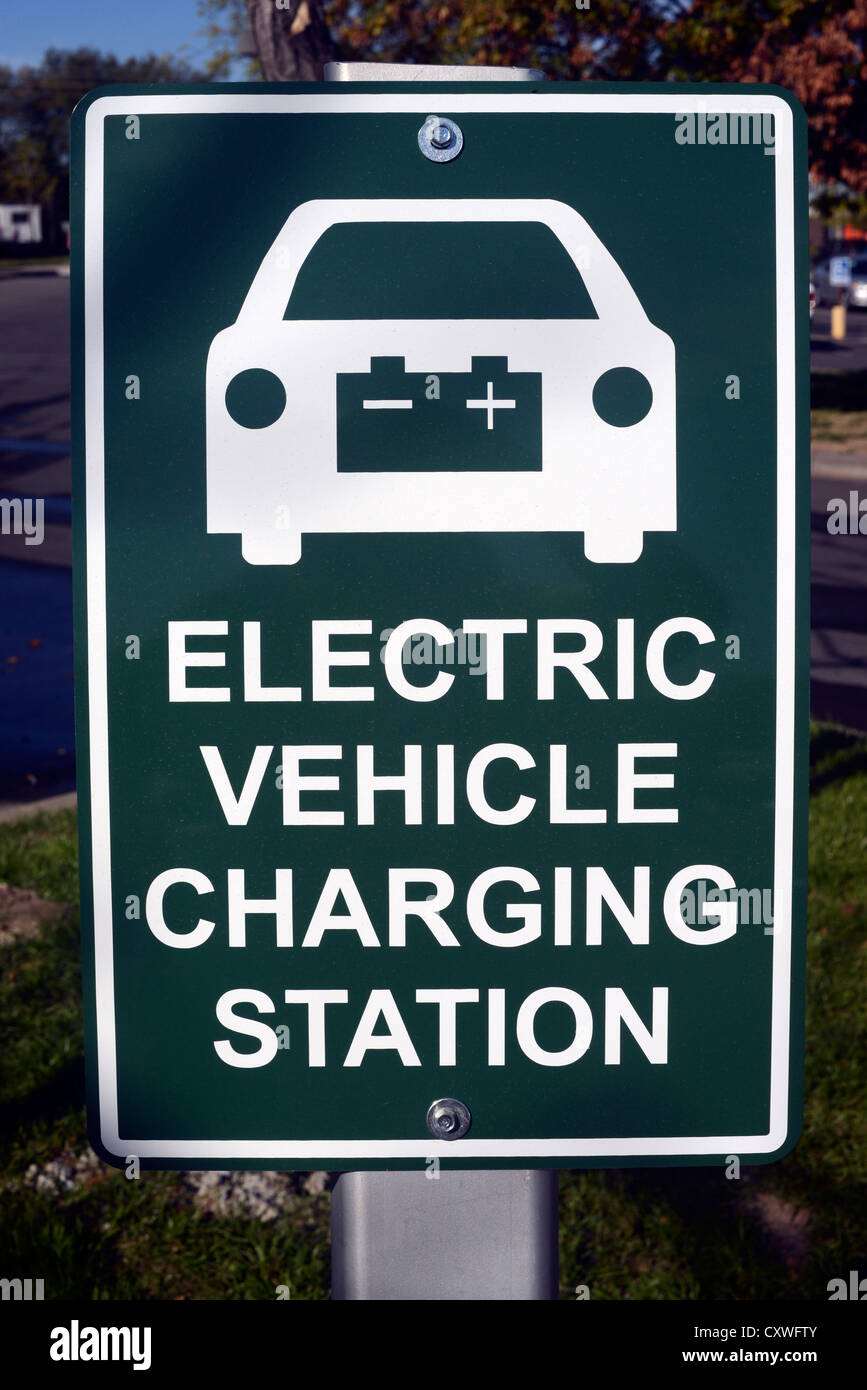 Pancarte "Station de charge 'Véhicule Électrique' où énergie véhicules électriques peuvent être "alimenté". Banque D'Images