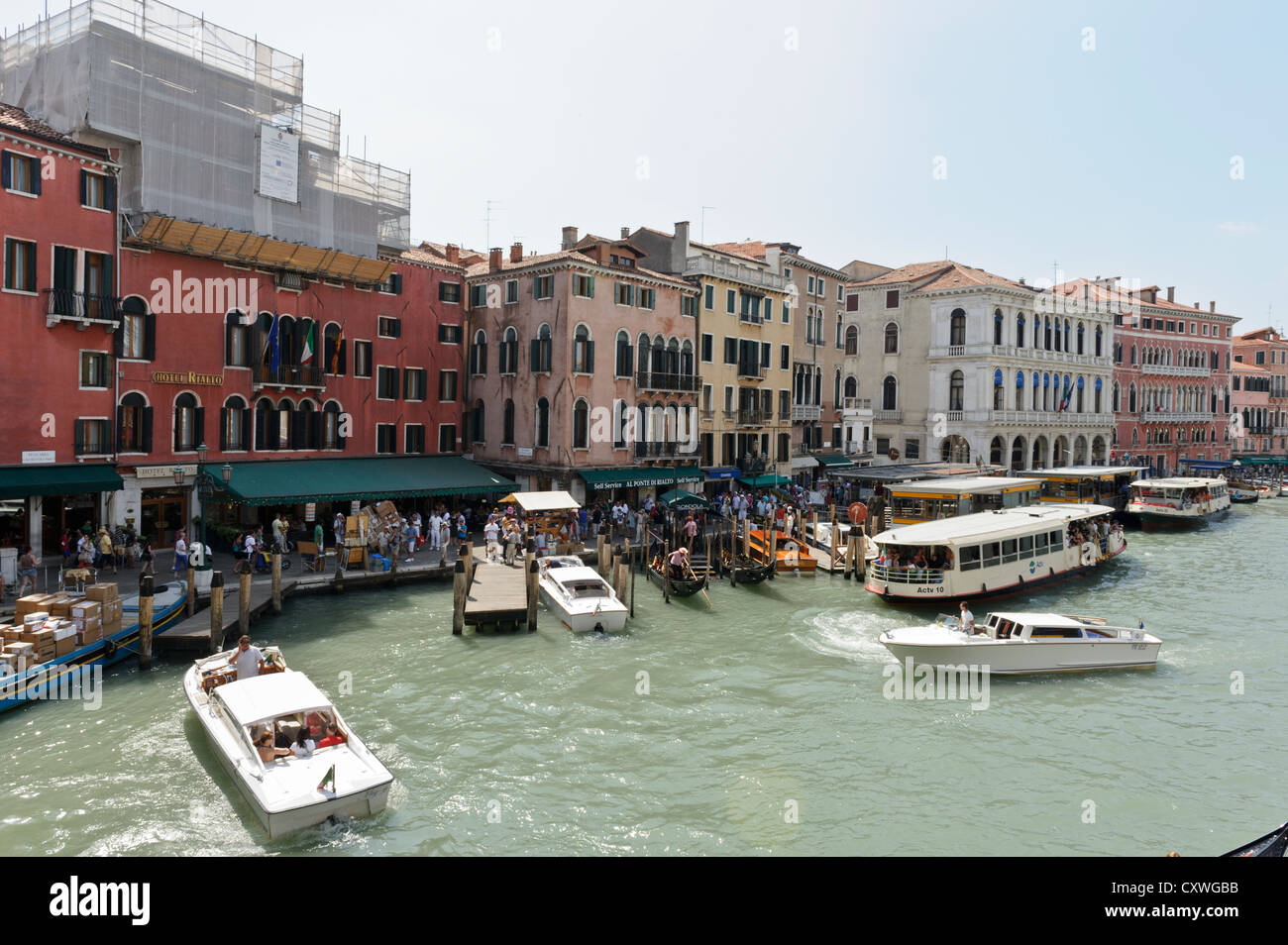 La circulation de l'eau sur le Grand Canal, Venise, Italie. Banque D'Images