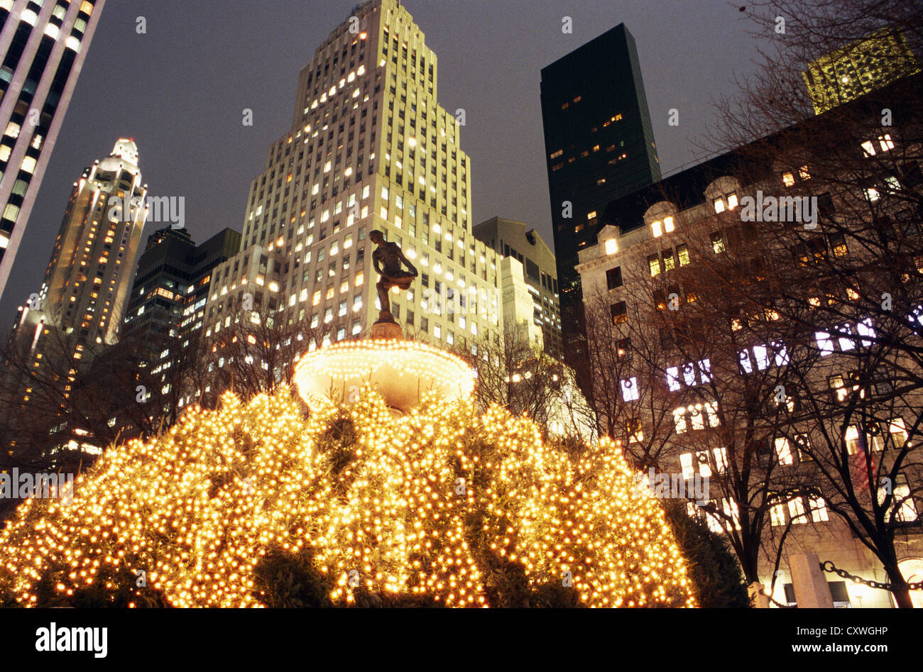 La fontaine Pulitzer assis dans Grand Army Plaza en face de l'hôtel Plaza, illuminé pour les fêtes à New York. Banque D'Images