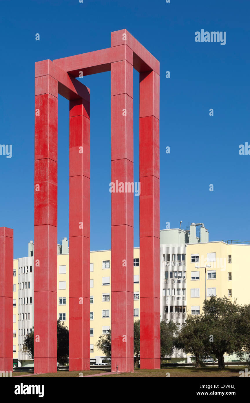 Sculpture 'Cidade imaginaria', 2000, par l'artiste contemporain portugais Charters de Almeida à Telheiras, Lisbonne, Portugal Banque D'Images