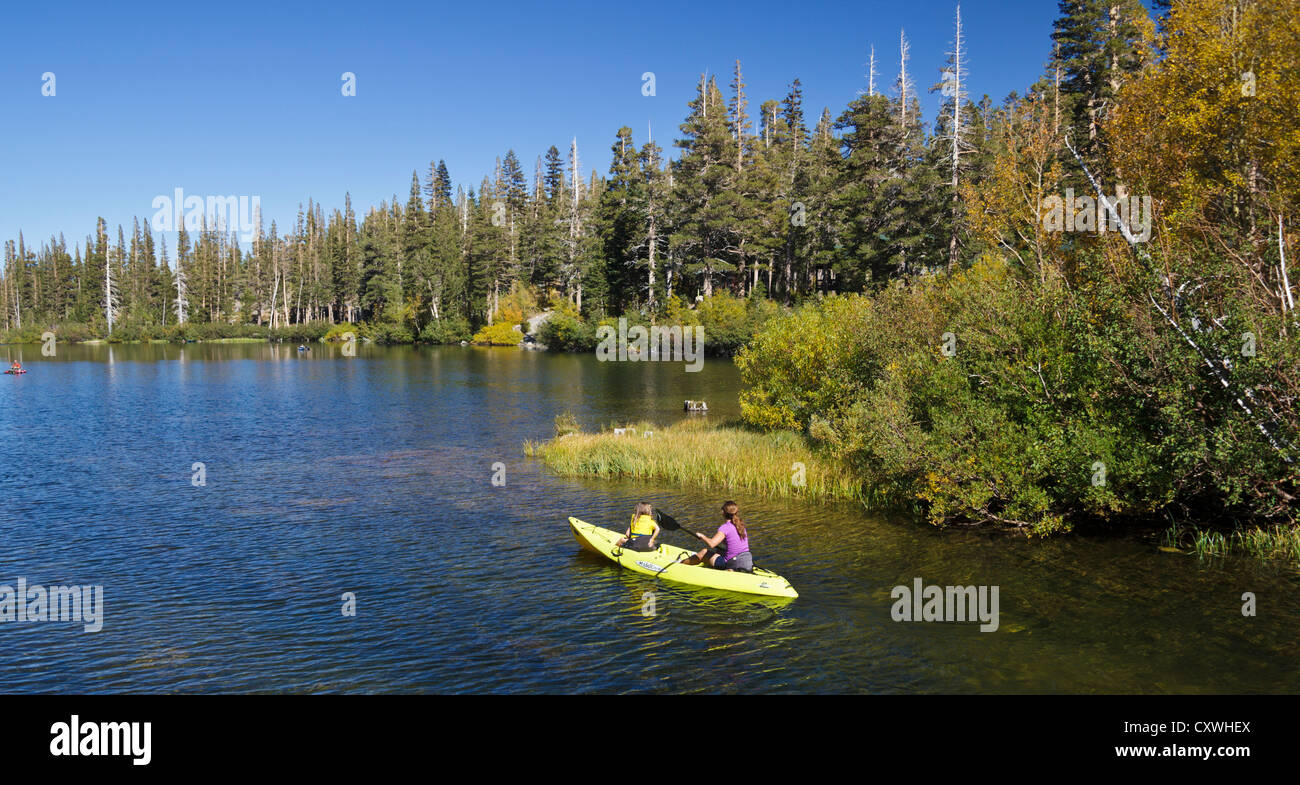 Mère et fille en kayak dans la région de Twin Lakes Mammoth Lakes par Tamarack Lodge Banque D'Images