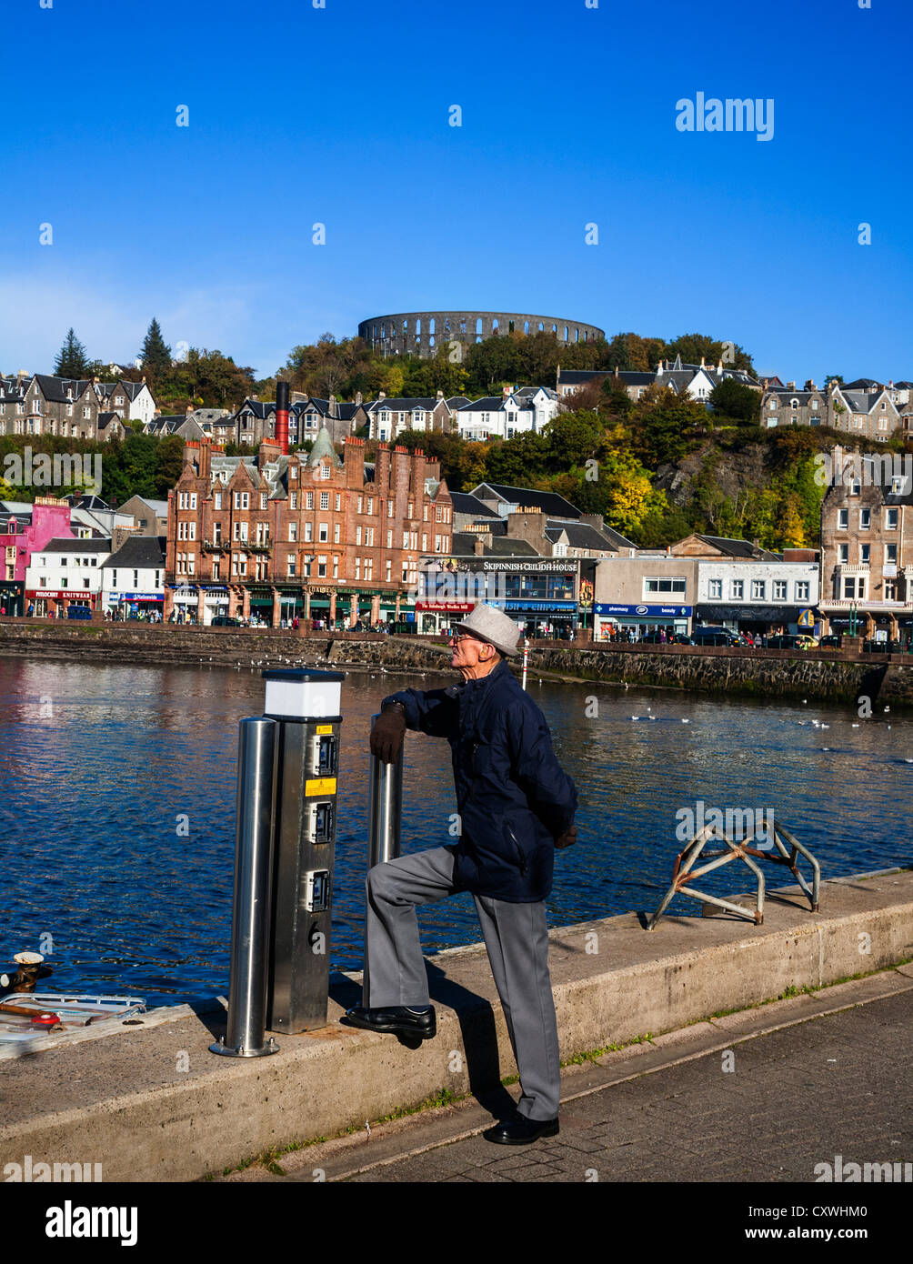 Depuis le port d'Oban avec la tour McCaig sur la colline, Oban, Argyll, Scotland. Banque D'Images