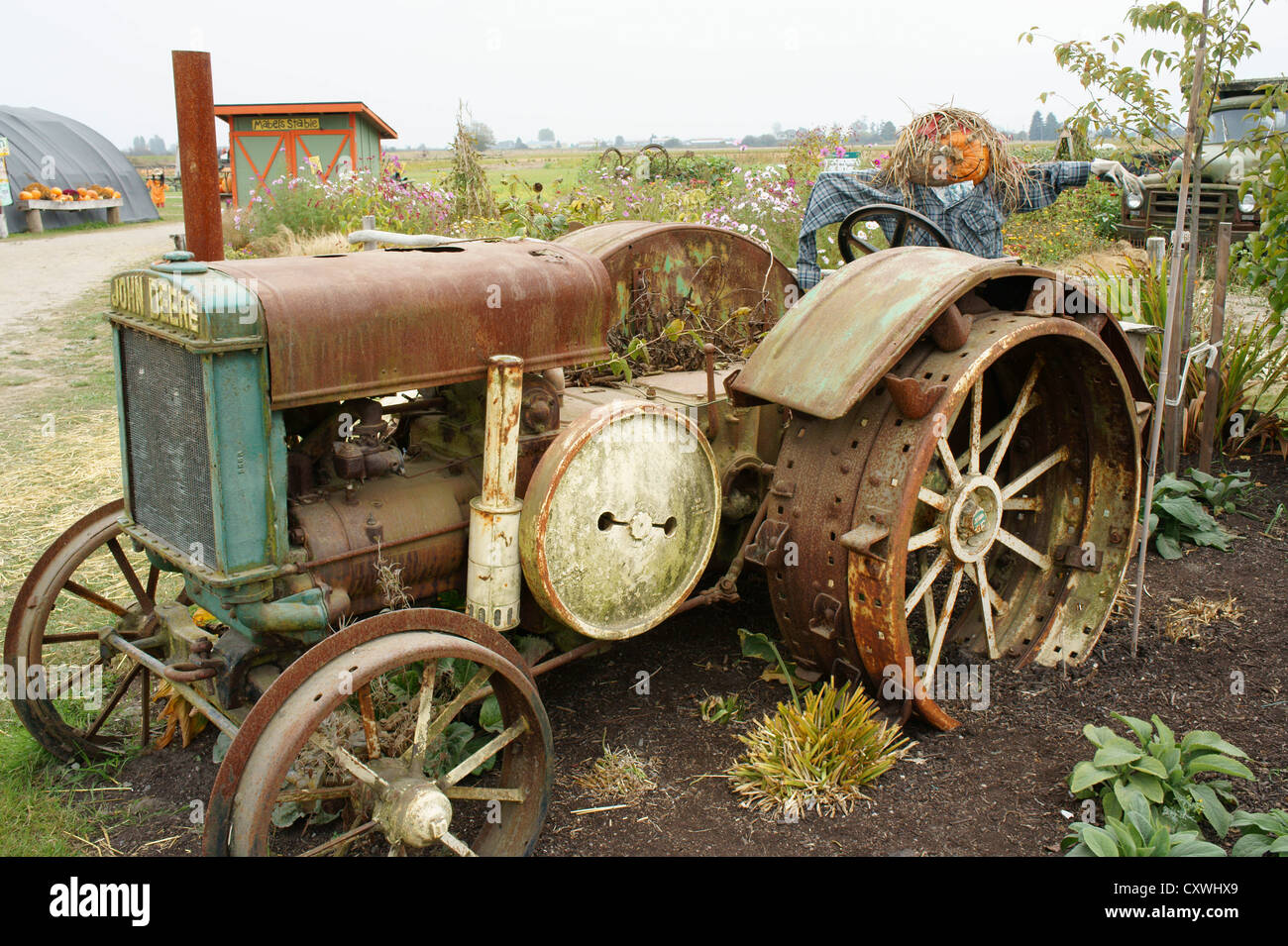 Le vieux John Deere tracteur dans une ferme de Ladner, British Columbia, Canada Banque D'Images
