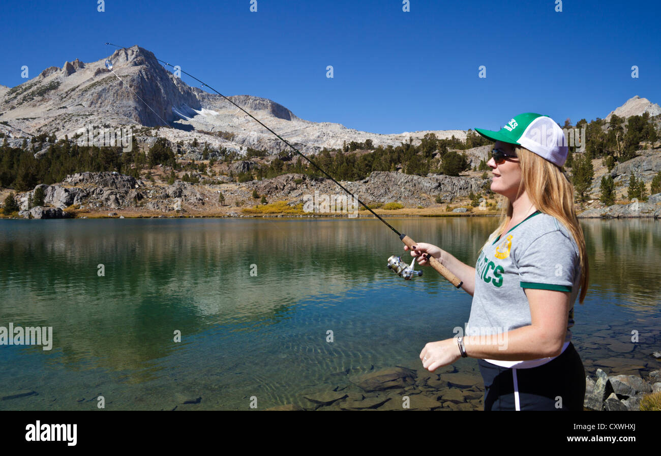 Femme à la pêche dans le lac de Greenstone dans les 20 lacs dans l'Est de la Sierra Banque D'Images