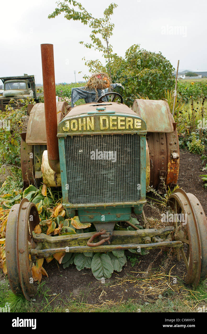 Le vieux John Deere tracteur dans une ferme de Ladner, Delta, Colombie-Britannique, Canada Banque D'Images
