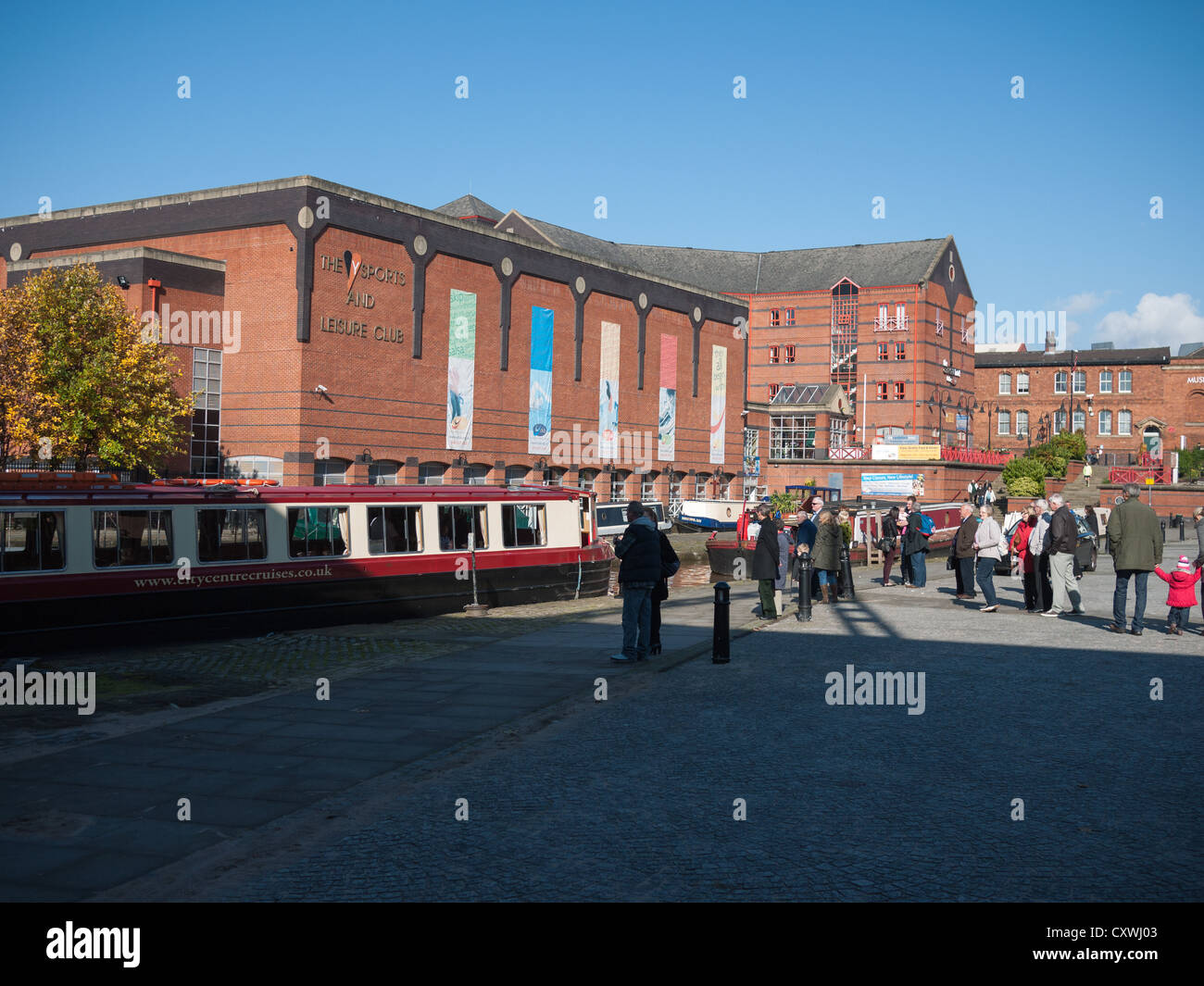 File d'attente de personnes en attente d'un voyage en bateau du canal Banque D'Images