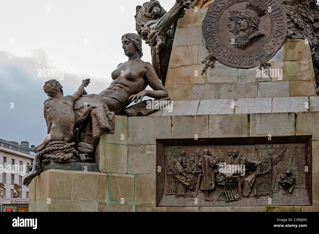 Détail dans le monument à Colon du bouclier de bronze en relief des rois catholiques dans la ville de Valladolid, Castille et Leon, Espagne Banque D'Images