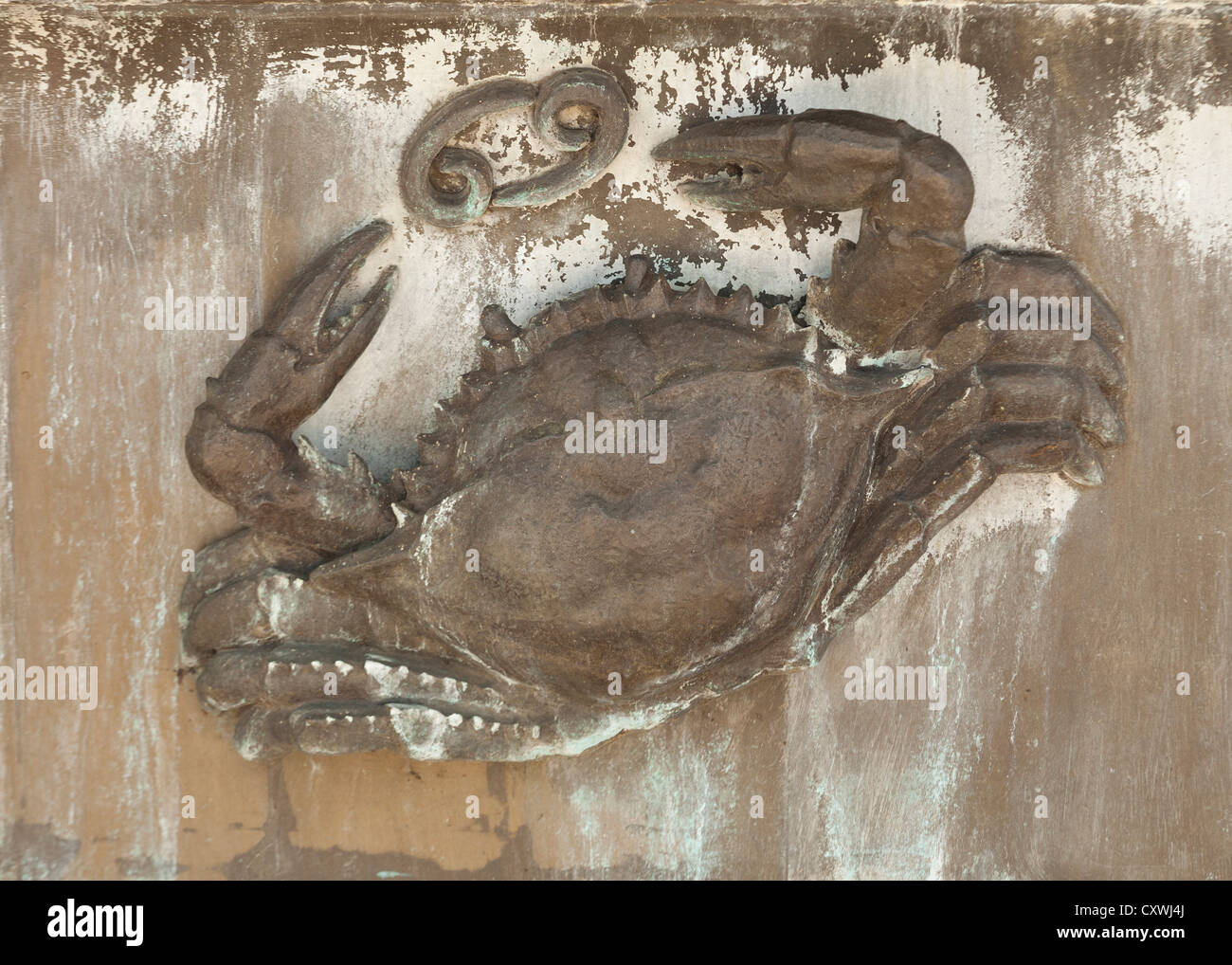 Signe astrologique Cancer relief en bronze Banque D'Images