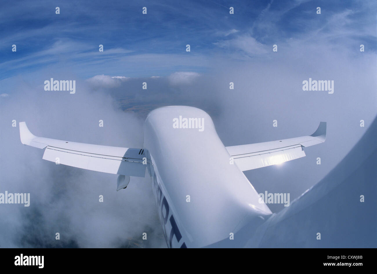 Avion Dynaero MCR français-4S voler près de Cumulus avec plein volets Fowler, Dijon, France Banque D'Images