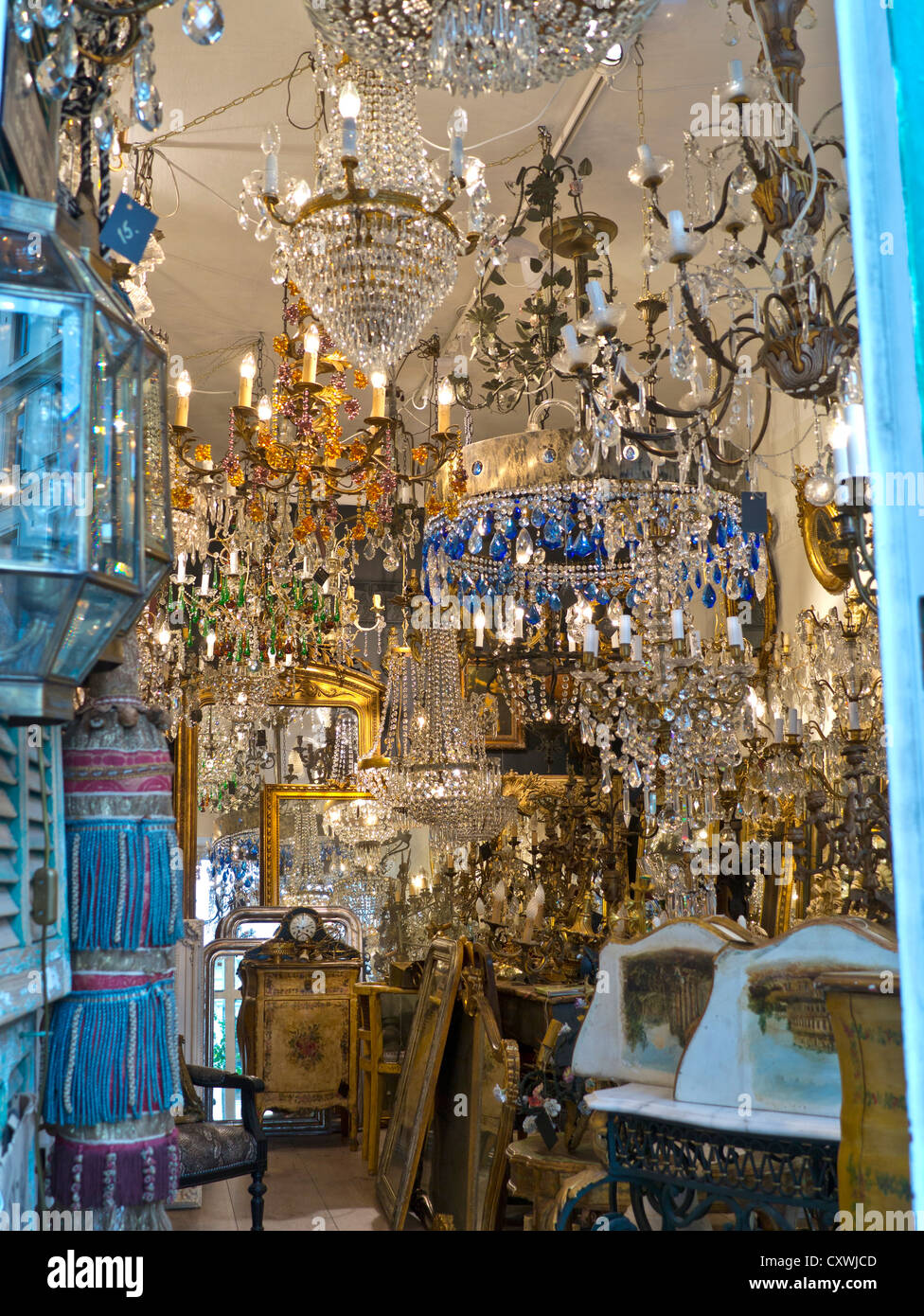 Cristal ancien au bord d'une boutique de brac avec une variété de vieux chandeliers en cristal exposés à la vente Banque D'Images