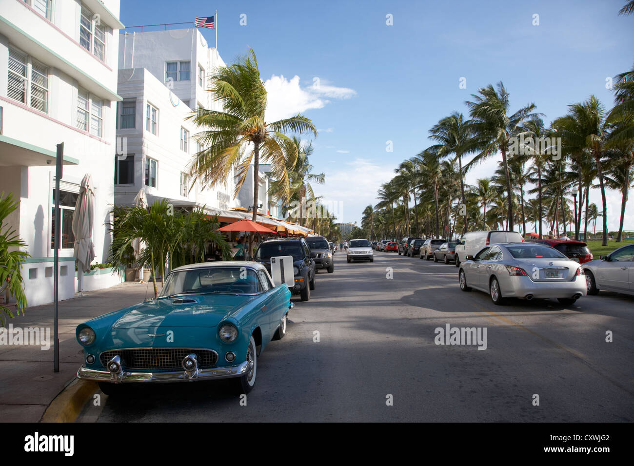 Ford Thunderbird classique à l'extérieur de l'établissement Avalon Hotel Ocean Drive dans le quartier art déco de Miami South beach floride usa Banque D'Images Ford Thunderbird classique à l'extérieur de l'établissement Avalon Hotel Ocean Drive dans le quartier art déco de Miami South beach floride usa Banque D'Images