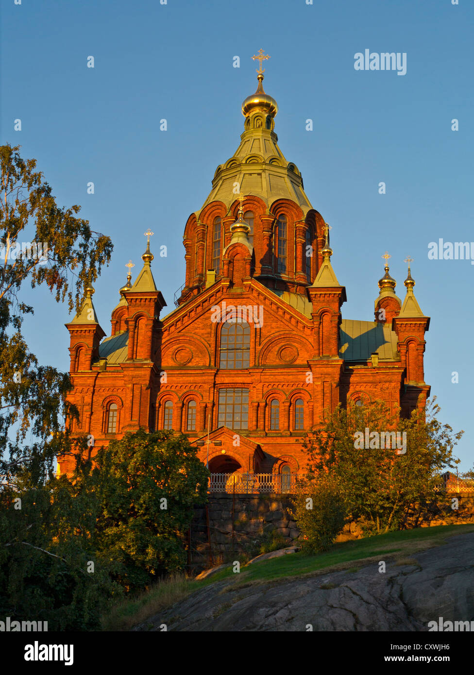 Cathédrale Uspenski cathédrale de l'Église russe au coucher du soleil () une cathédrale orthodoxe de l'Est donnant sur le port d'Helsinki, Finlande. Banque D'Images