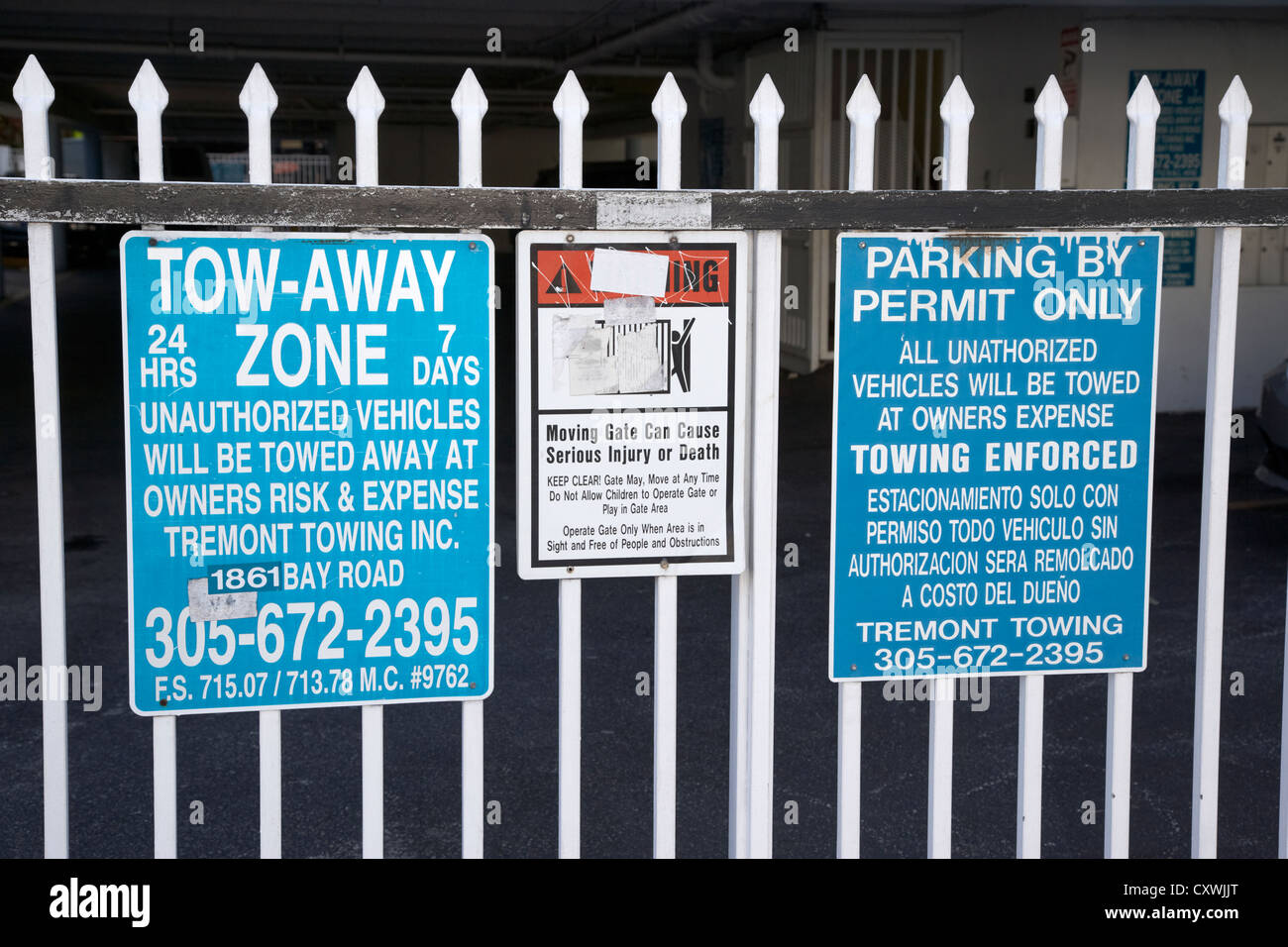 Zone-Remorquage et stationnement avec permis seulement un panneau d'avertissement dans Miami South beach floride usa Banque D'Images