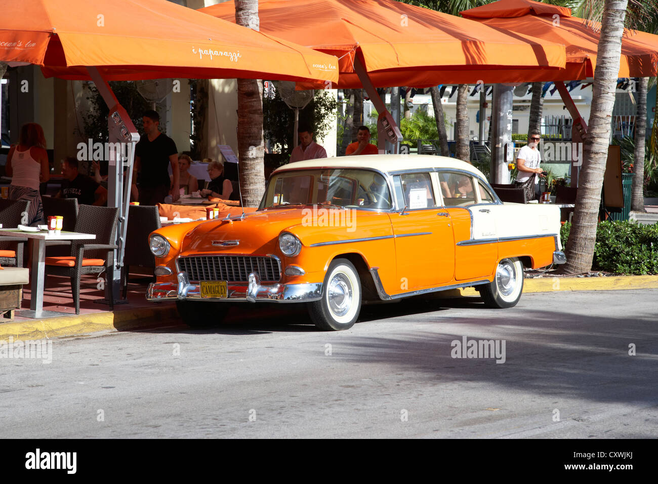 Chevrolet Bel Air orange dans le style cubain à l'extérieur de l'hôtel Edison Ocean Drive dans le quartier art déco de Miami South Beach Banque D'Images