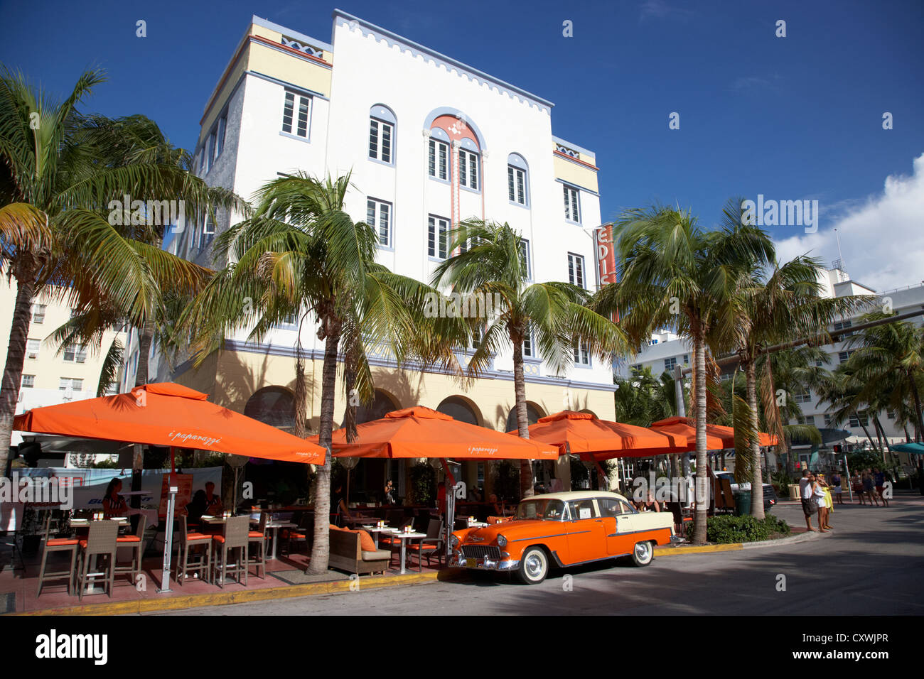 Chevrolet Bel Air orange dans le style cubain à l'extérieur de l'hôtel Edison Ocean Drive dans le quartier art déco de Miami South Beach Banque D'Images
