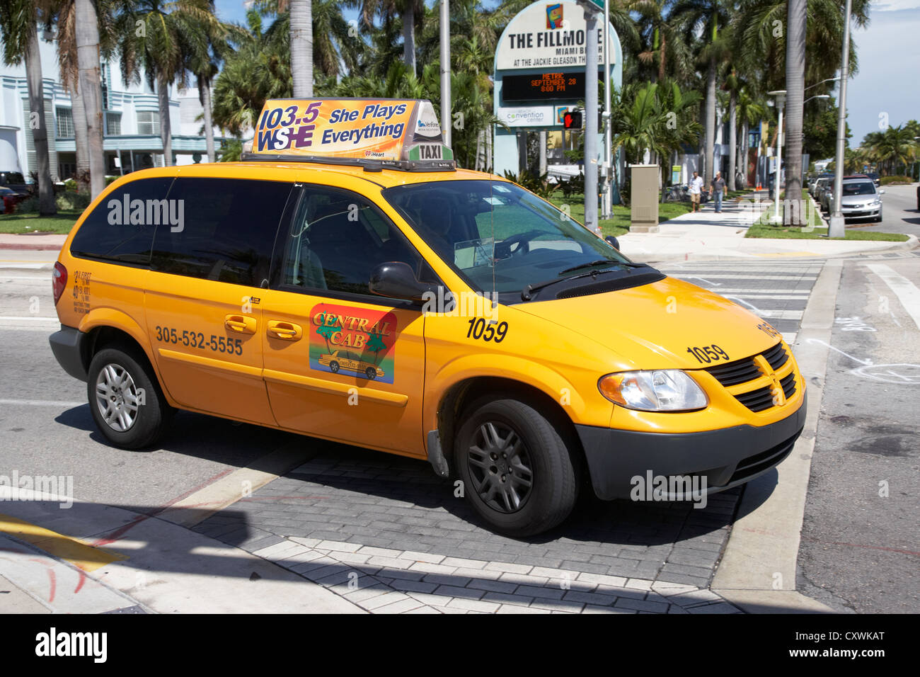 Fourgonnette jaune taxi cab à Miami South beach floride usa Banque D'Images Fourgonnette jaune taxi cab à Miami South beach floride usa Banque D'Images