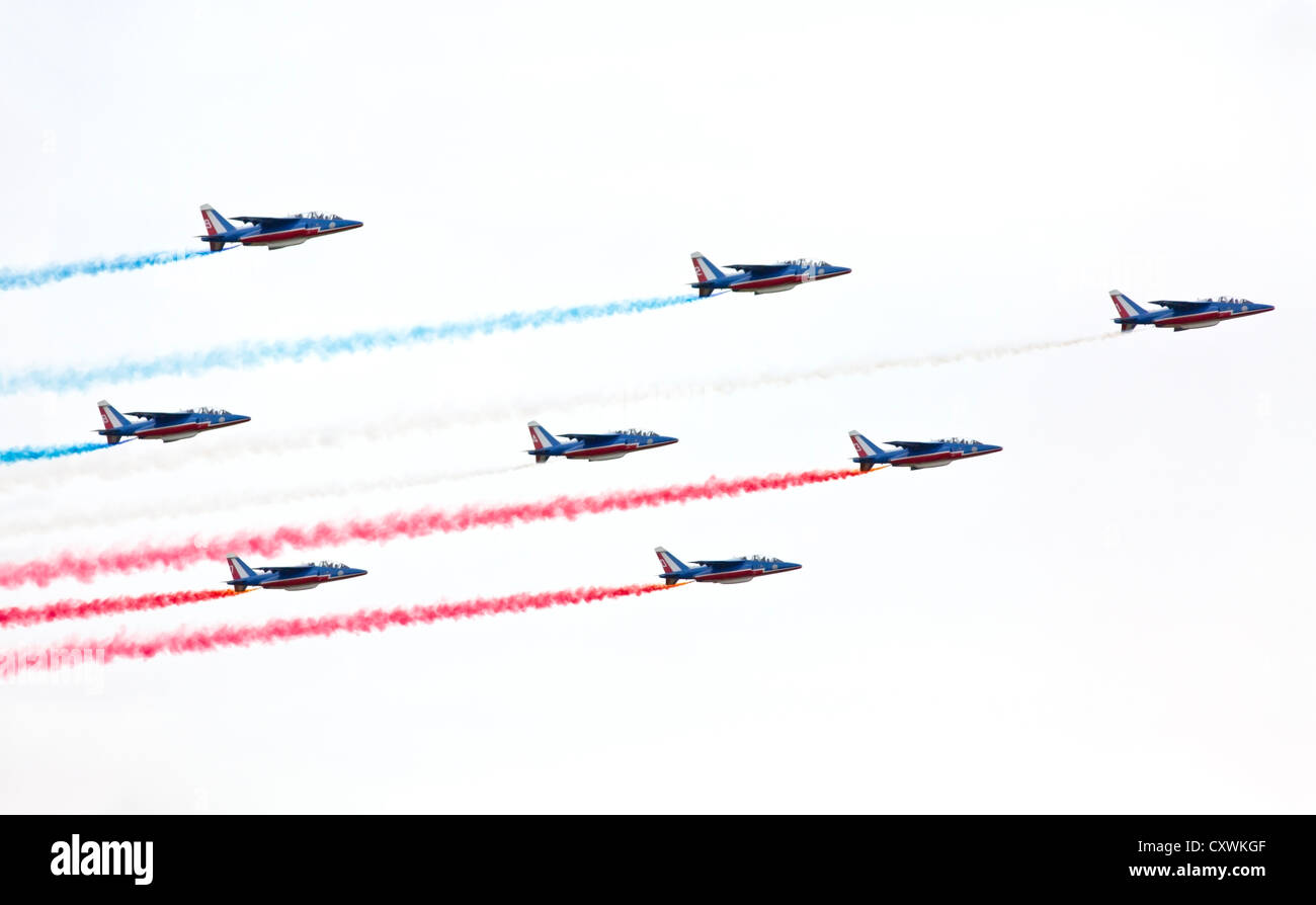 Une performance de l'acrobatique française Patrol (Patrouille de France) au cours de l'air Festival Cervolix. Alpha Jet E. Banque D'Images
