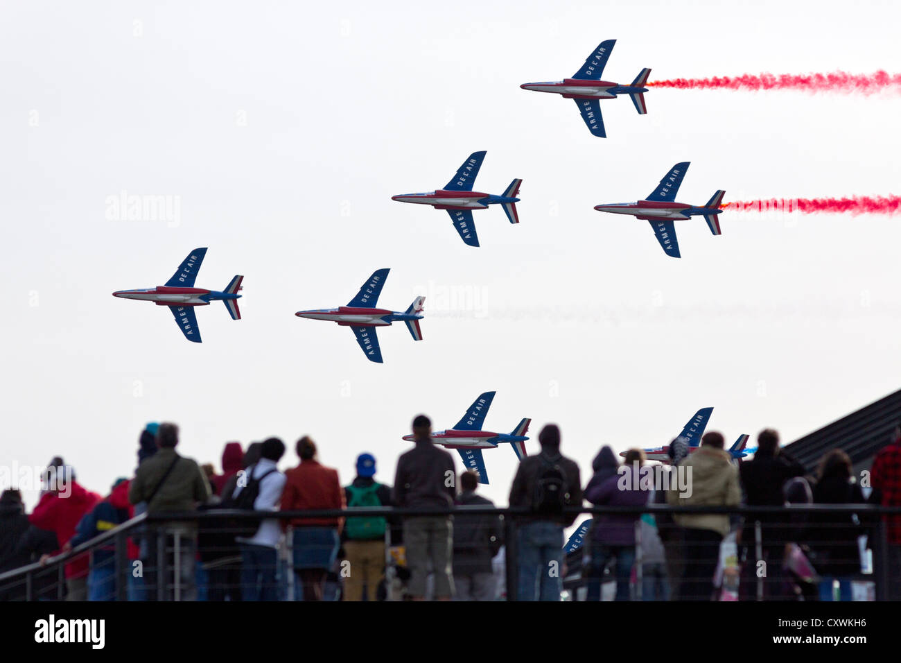 Une performance de l'acrobatique française Patrol (Patrouille de France) au cours de l'air Festival Cervolix. Alpha Jet E. Banque D'Images