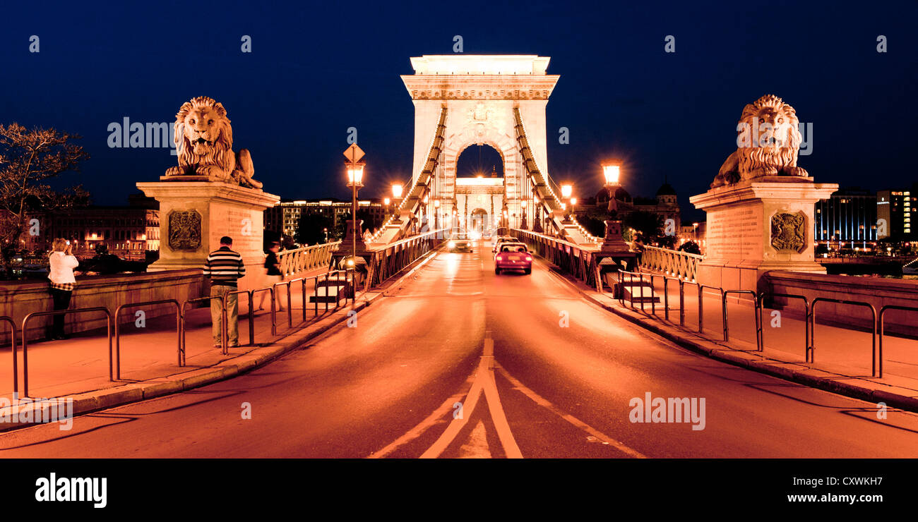 Vue sur le pont des Chaînes de Budapest, au crépuscule, Banque D'Images