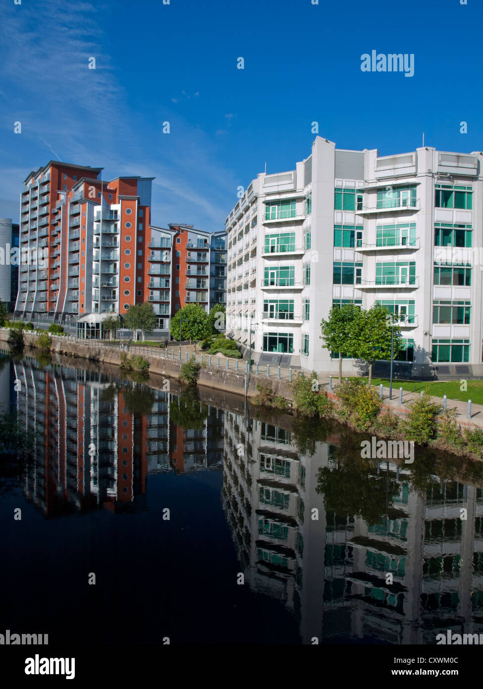 L'architecture moderne au bord de la rivière Aire waterfront en face de la gare de Leeds, Leeds, West Yorkshire, England, United Kingdom Banque D'Images
