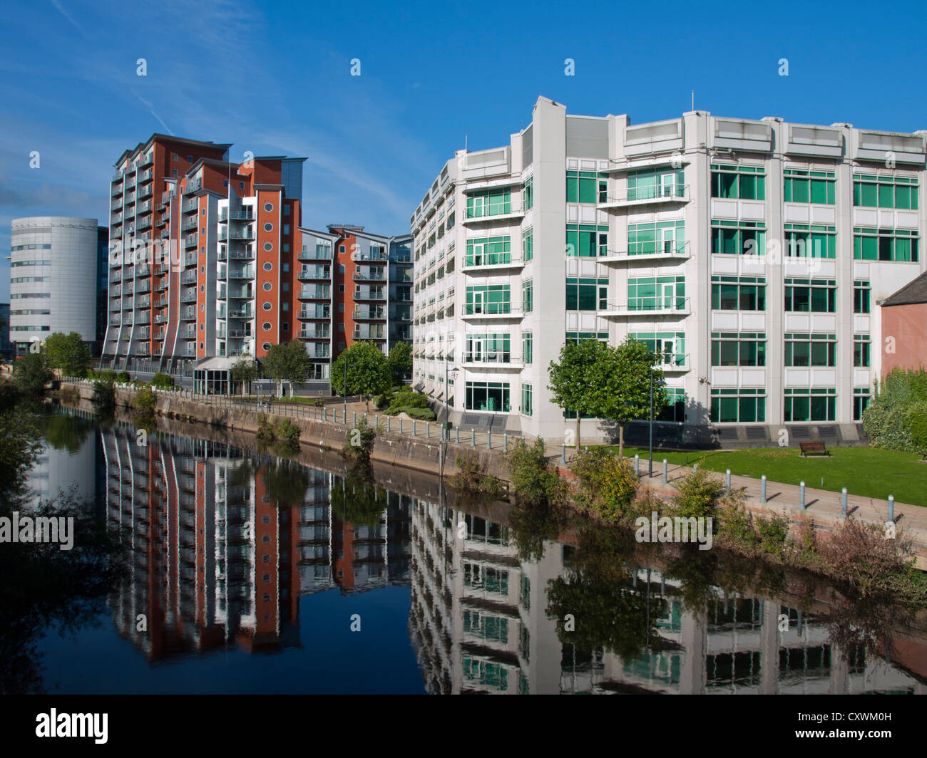 L'architecture moderne au bord de la rivière Aire waterfront en face de la gare de Leeds, Leeds, West Yorkshire, England, United Kingdom Banque D'Images