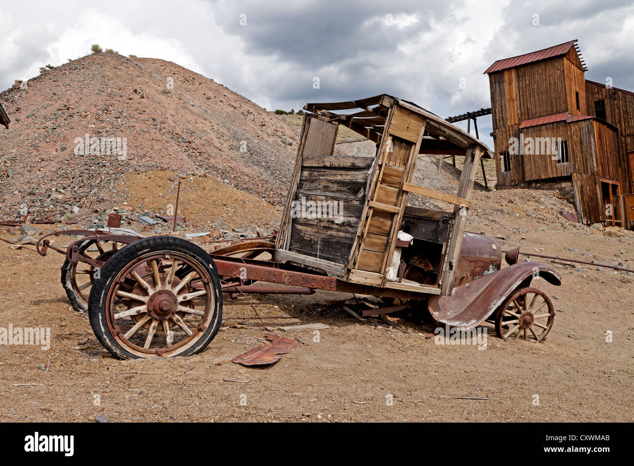 Camionnette et le timbre à Berlin-Ichthyosaur Knickerbocker mill State Park dans le Nevada. Banque D'Images