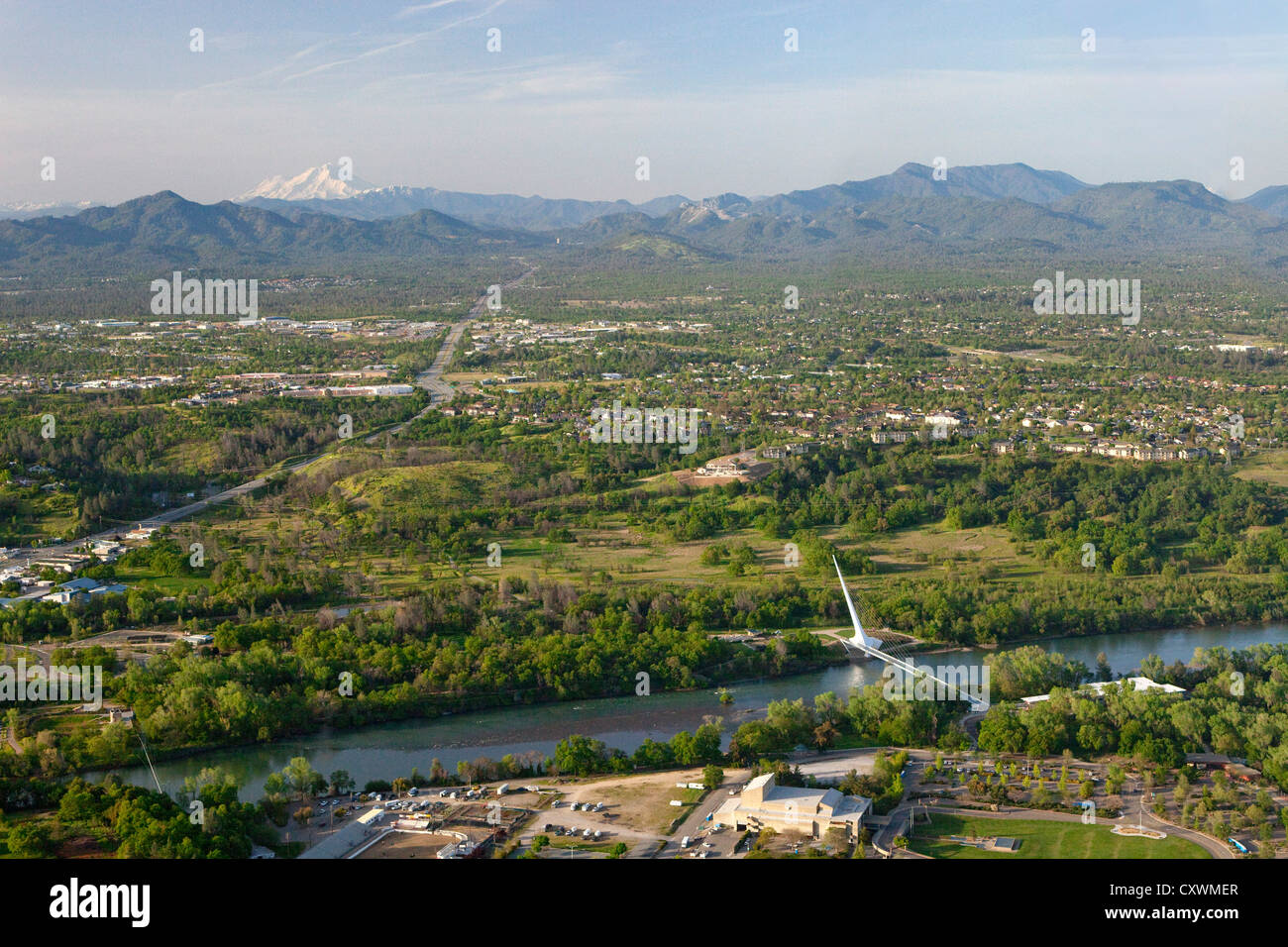 Vue aérienne de Redding en Californie, y compris le Sundial Bridge et de la rivière Sacramento au premier plan, et Mt. Shasta. Banque D'Images