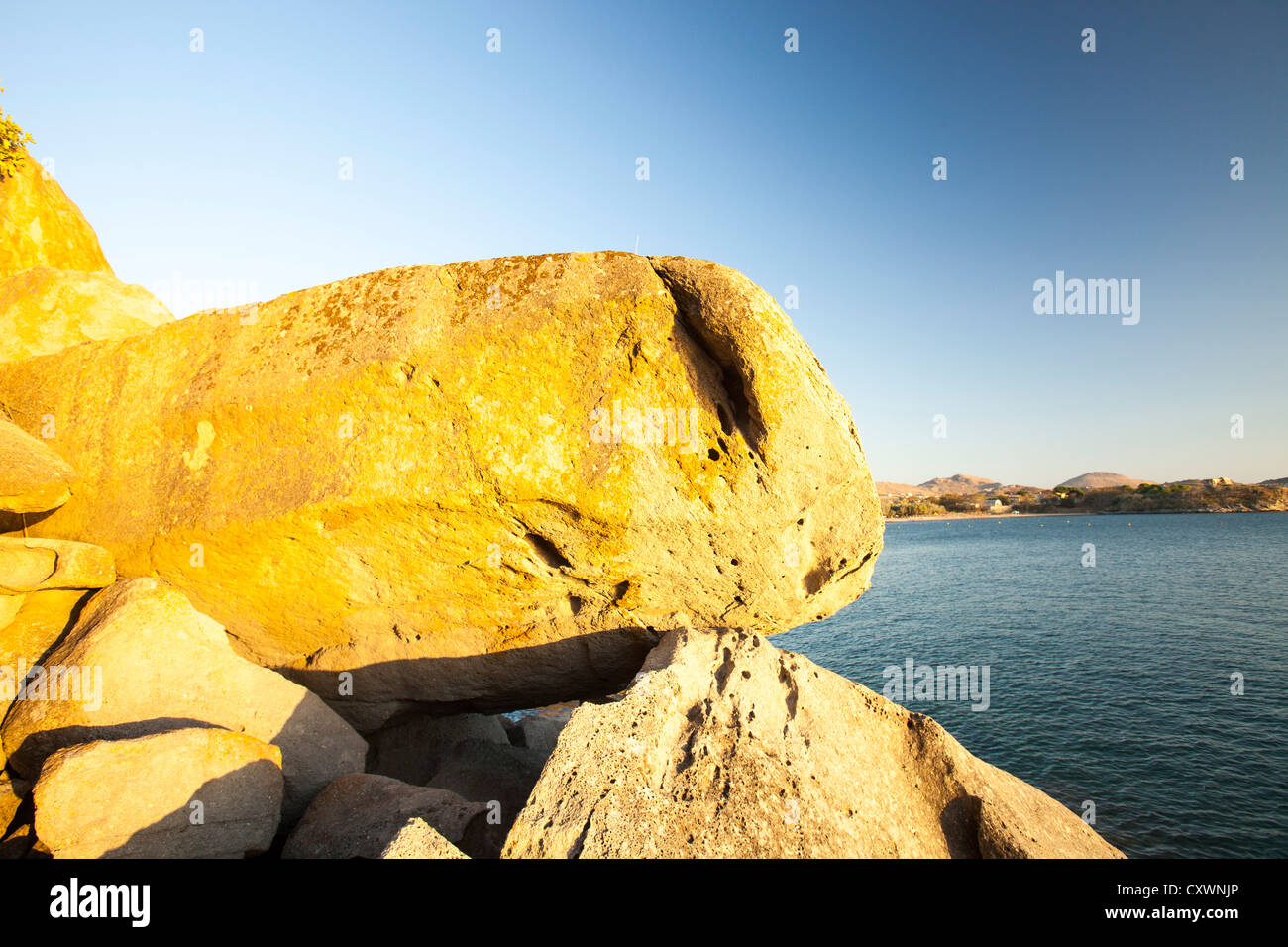 Les roches érodées sur la côte de Lemnos à myrina, la Grèce. Banque D'Images