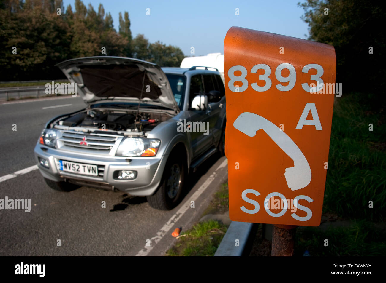 Mitsubishi Shogun remorquage Voiture caravane ventilées sur bande d'arrêt d'autoroute UK Banque D'Images